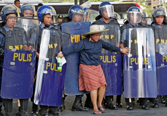 Полиция разных стран и гражданские лица