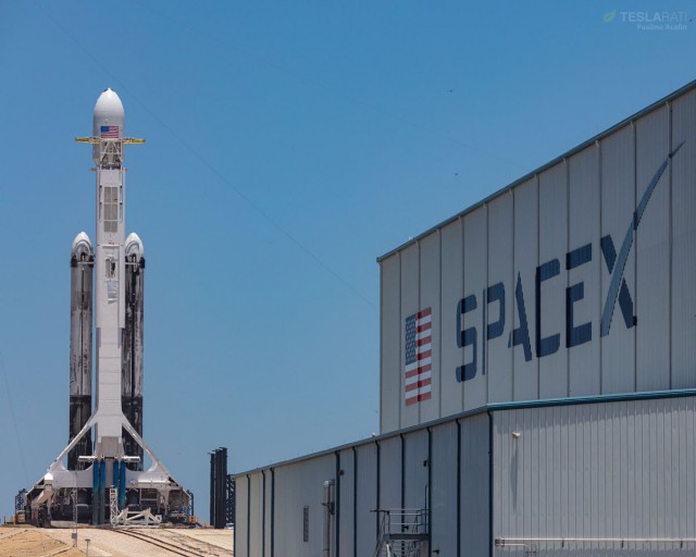 SpaceX успешно запустила Falcon Heavy. При посадке центральный блок потерпел аварию