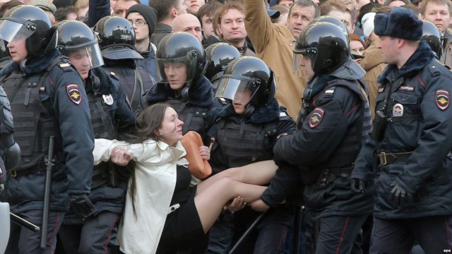 Героиню фото с акции против коррупции в Москве оштрафовали