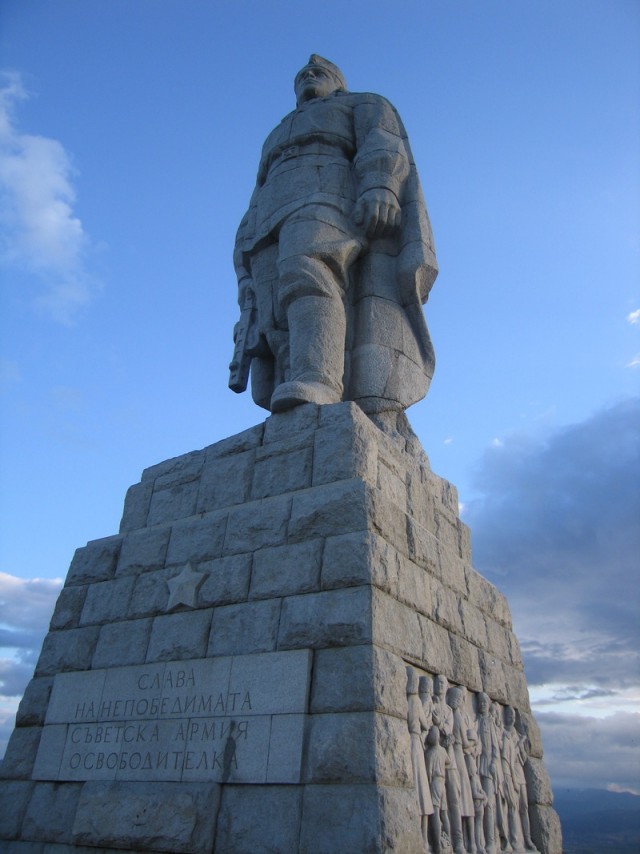 Памятник советским солдатам раскрасили