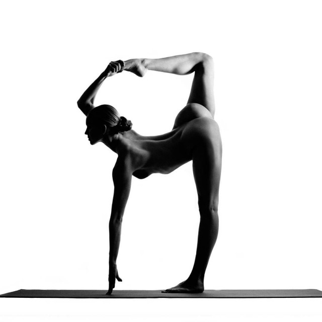 Голая йога набирает популярность в Instagram