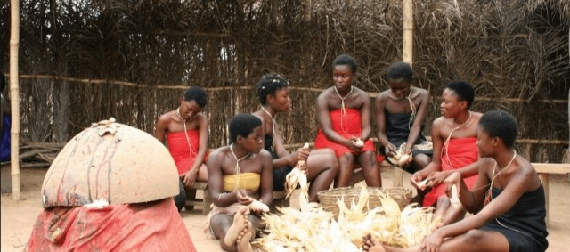 Безумный африканский обычай «трокоси»: девушки платят за грехи своих отцов находясь в рабстве у жреца и рожают ему детей