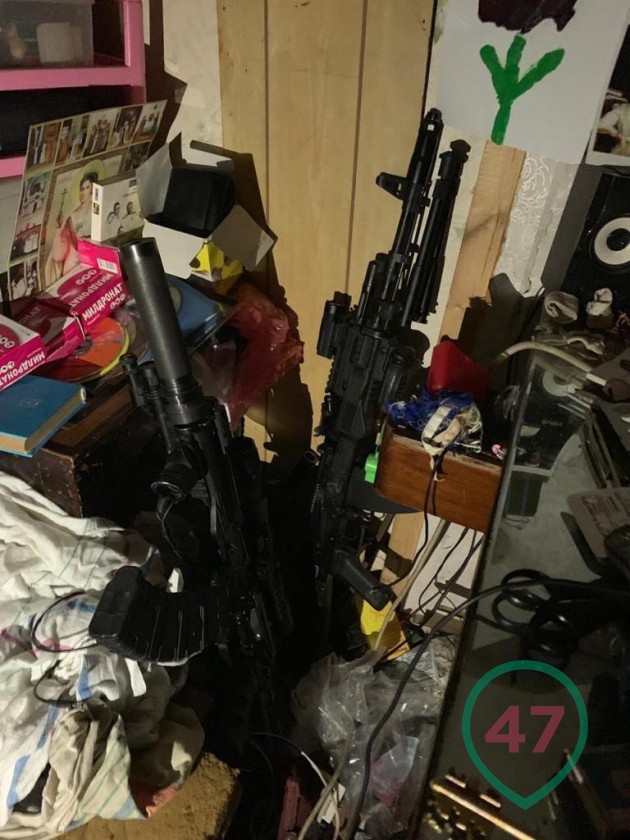 Бойцы ОМОН нашли в доме многодетной семьи автоматы, гранаты и бронежилеты ФСБ