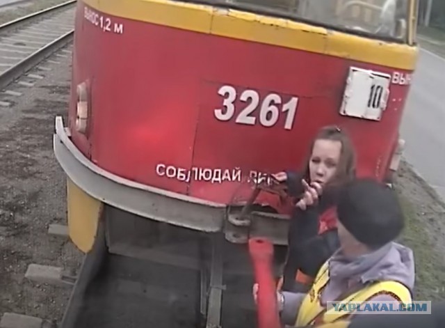 Девушки цепляют трамвай