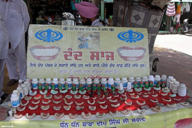 Уличные стоматологи Индии