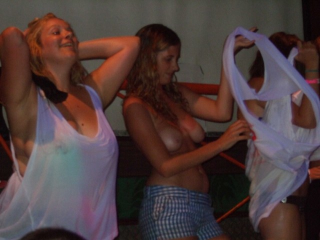 Конкурс мокрых футболок в австралийском ночном клубе