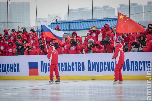 Международный матч по хоккею проходит на границе России и Китая