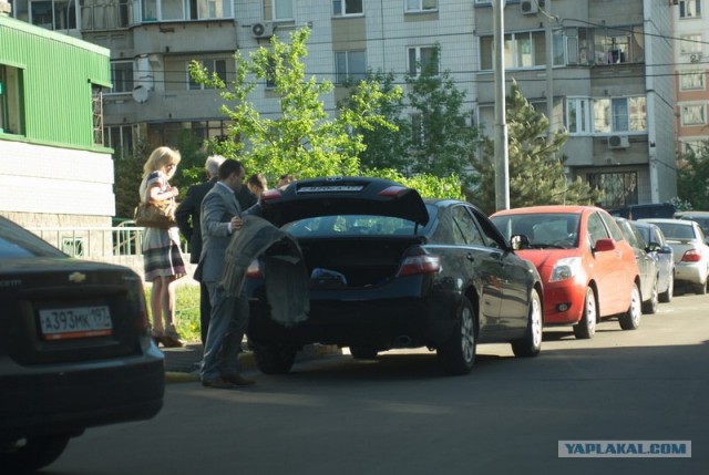 Блондинка вынесла ограждение при парковке