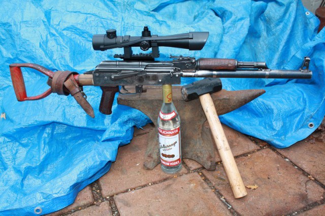 Как сделать АК-47 из садовой лопаты