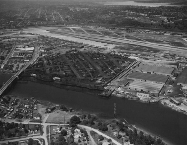Во время Второй мировой США построило поддельный город на крыше завода, вот как он выглядел