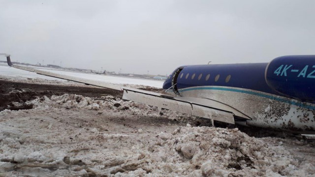 Из-за обледенения взлетно-посадочной полосы и сильного бокового ветра за пределы аэропорта Шереметьево выкатился самолет