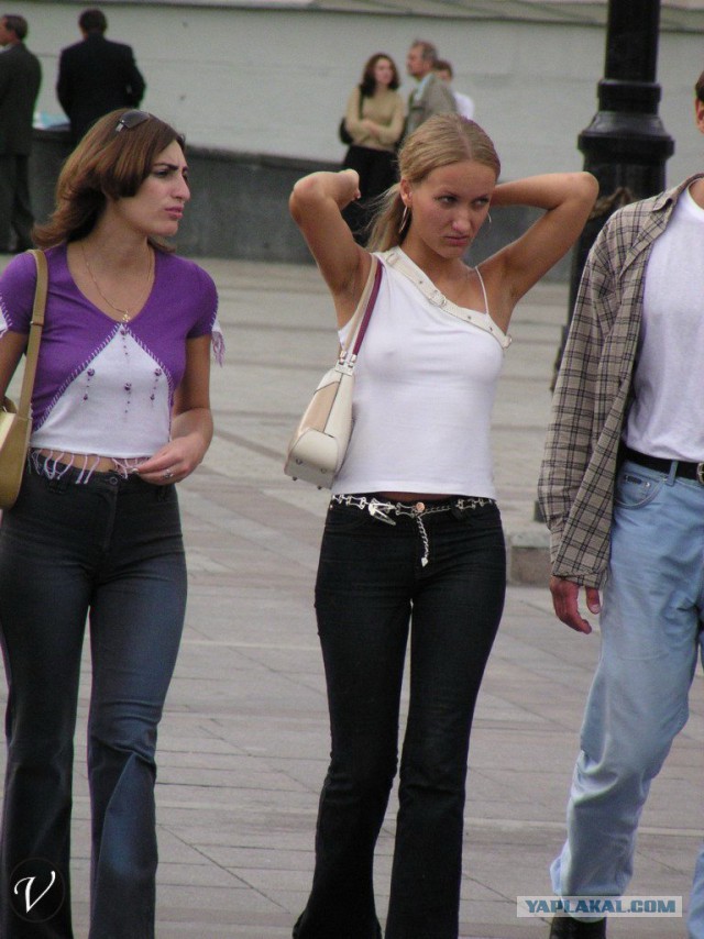 Торчащие соски под одеждой у девушек без лифчика подсмотренное фото