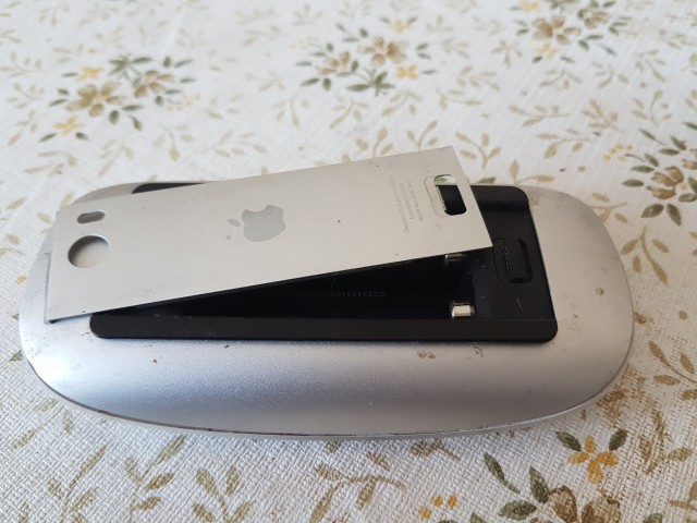 Тем, кто удивлен непрактичным фишкам Iphone7, предлагаю вспомнить, как заряжается мышь от Apple.