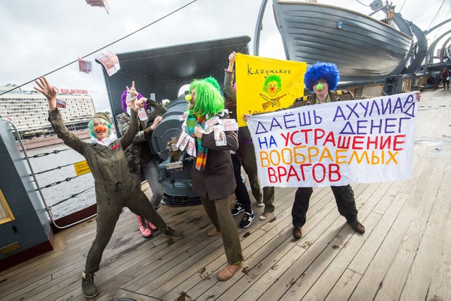 В Петербурге клоуны захватили крейсер «Аврора» и выдвинули требования правительству