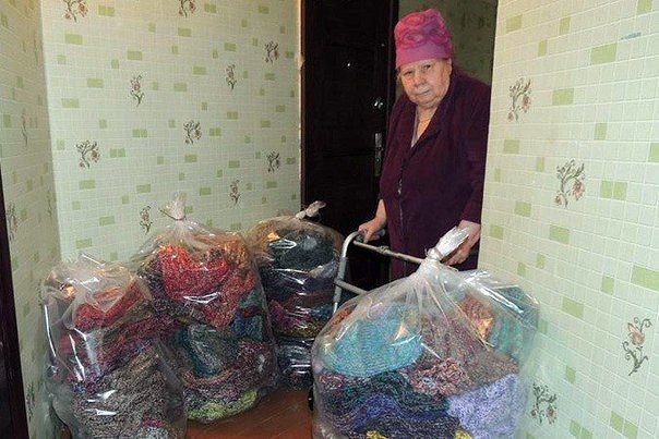 Бабушка связала 300 пар теплых носков