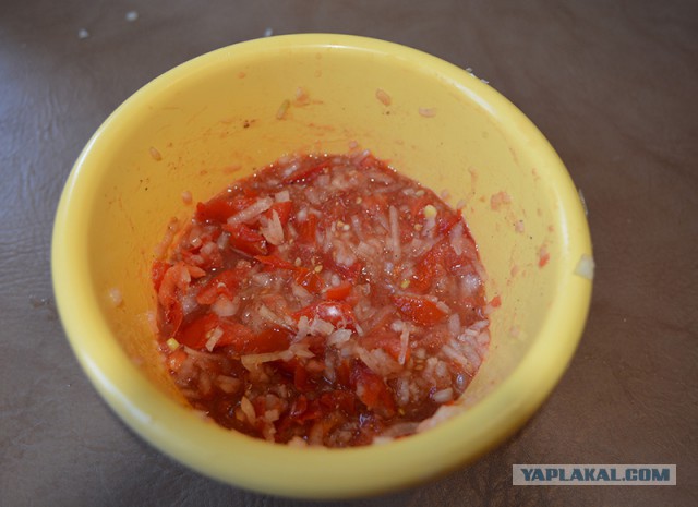 Узбекская лепёшка с луком и помидорами