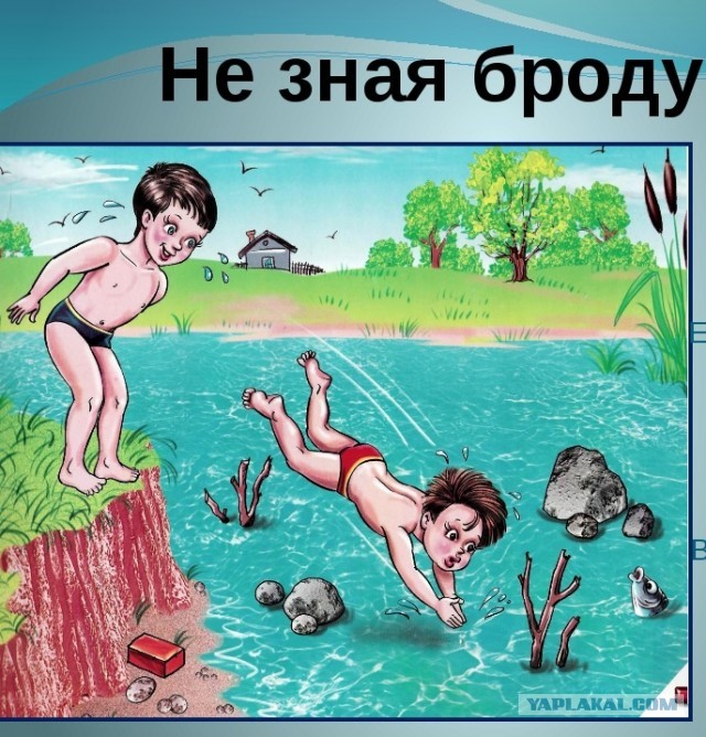 Зрелая брюнетка кончает от дрочки у басейна и залезает в воду 
