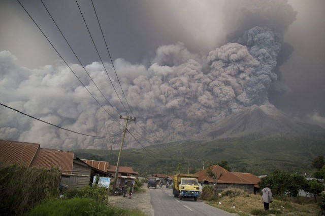 Вулкан Синабунг в Индонезии начал извержение
