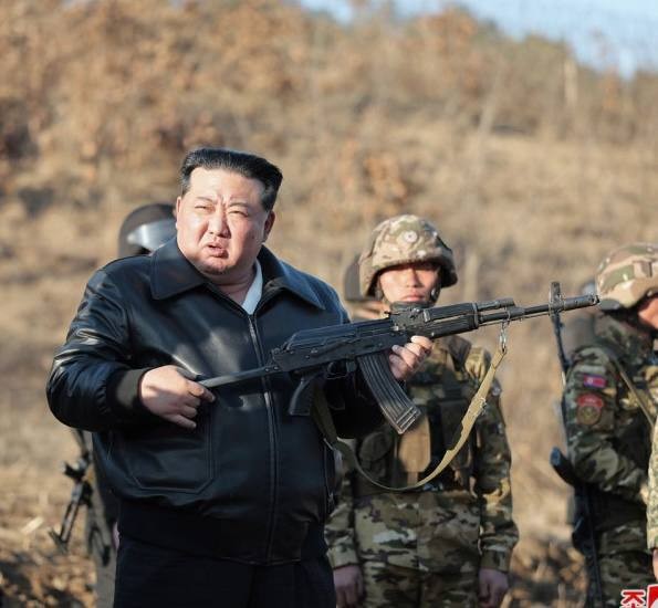 Ким Чен Ын с калашом и в кожанке задаёт фэшн-тренд в этом милитари мире