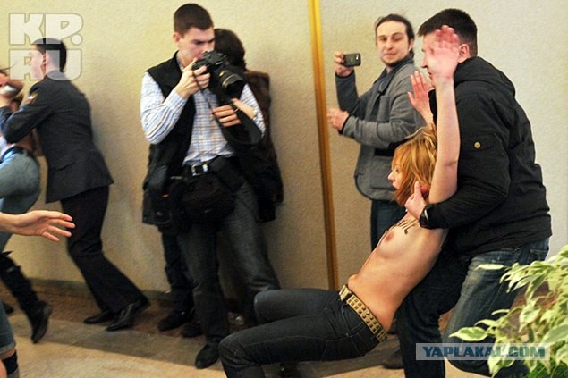 FEMEN на участке где голосовал В.Путин