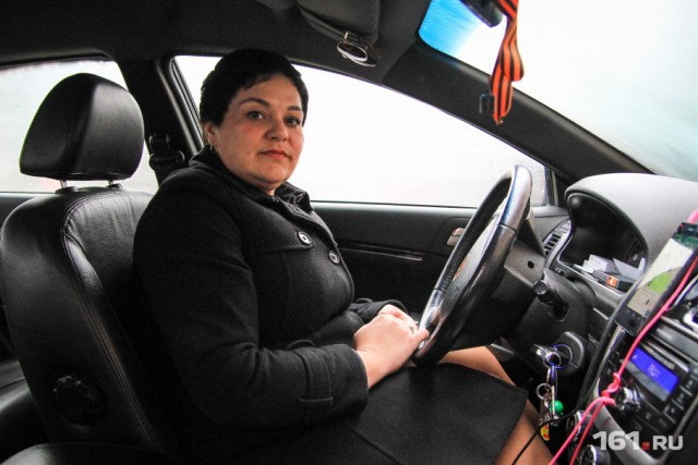 Ростовская таксистка вернула пассажирам забытые в машине четыре миллиона рублей