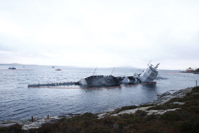 Норвежцы наварили 9 креплений и привязали затонувший фрегат - но он продолжает погружаться
