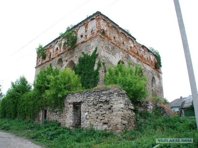 Заброшенная синагога 1532 года и старое кладбище.