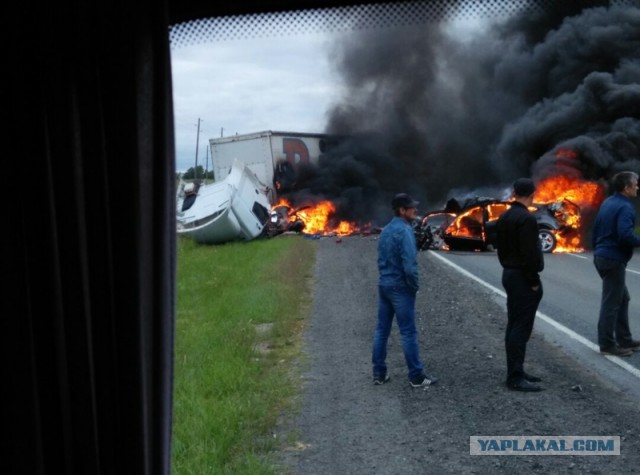 "В легковой всех разорвало": два человека погибли в страшной автокатастрофе на тюменской трассе