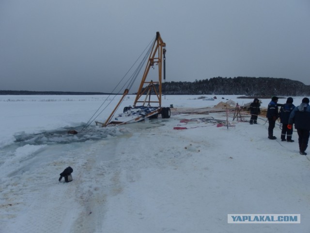 На Лене трактор ушел под лед при попытке поднять затонувший бензовоз