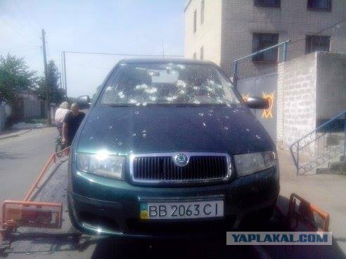 Расстрел военными гранжданской машины в Луганске