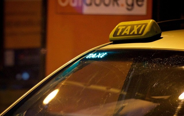 В Новосибирске приезжий таксист избил подростка из-за 100 рублей чаевых