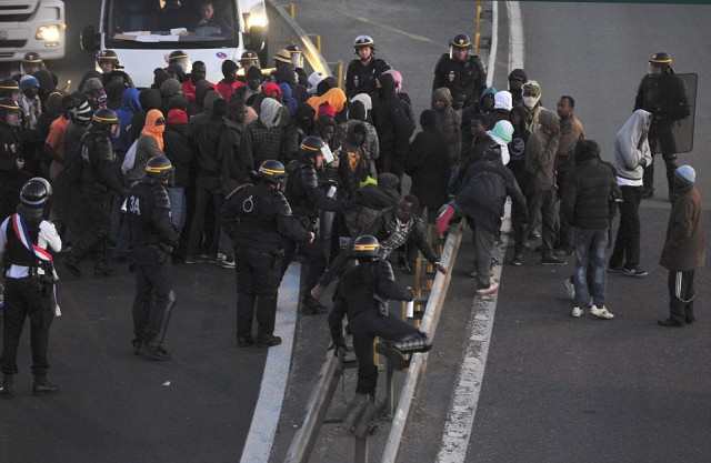 Мигранты продолжают атаки в Кале