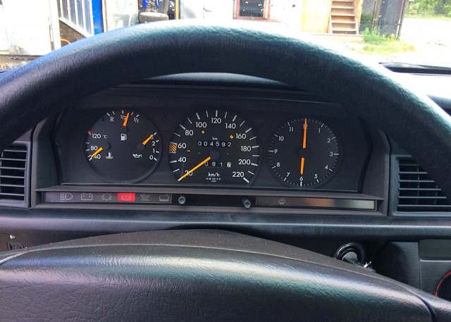 Капсула времени: Mercedes-Benz 190 W201 1993 года с пробегом 4592 км