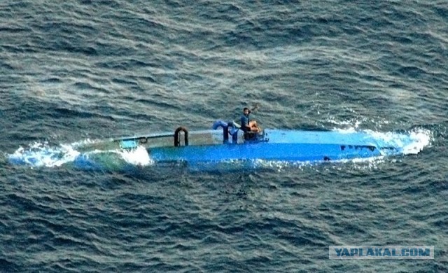 Береговая охрана США задерживает "полупогружное судно", заполненное семью тоннами кокаина.