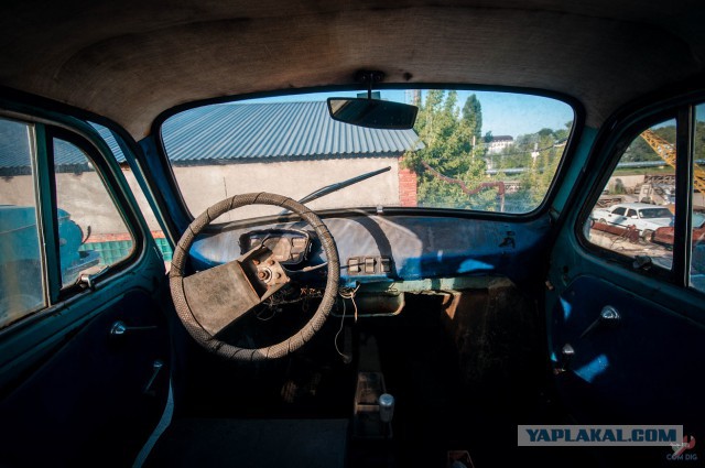 Прогулка по гаражам закончилась находкой старых заброшенных советских ☭ автомобилей