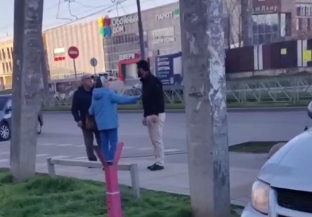 В Краснодаре на улице Московской водитель устроил разборки с супружеской парой и пнул пожилого пешехода.
