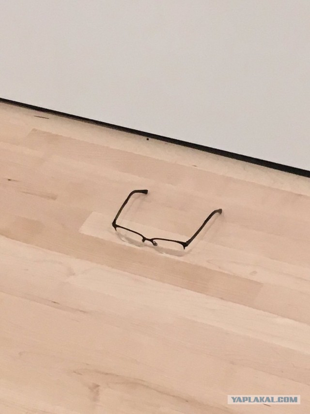 Кто-то просто положил очки на пол в Арт галерее