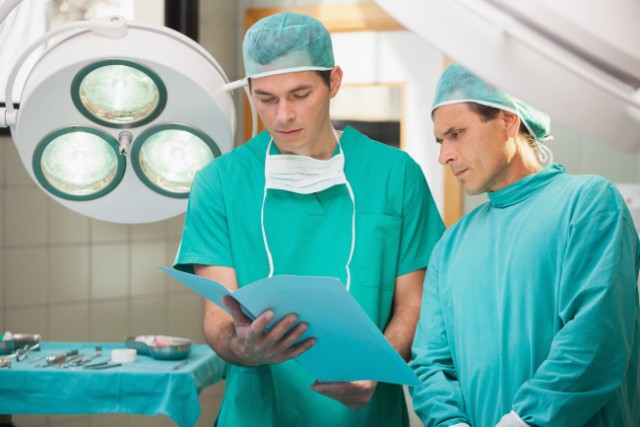 Хирурги не случайно носят только зеленую и синюю форму.