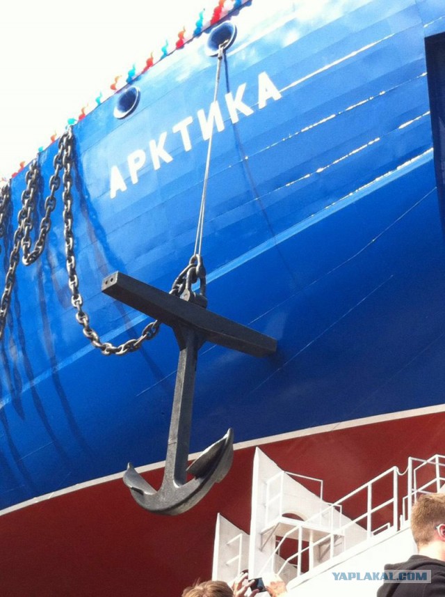 В Петербурге спустили на воду атомный ледокол «Урал». Бутылку о борт разбивала глава ЦБ Набиуллина