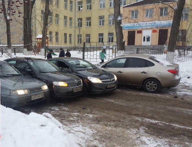 Участники курьезной аварии в Самаре покидали свои автомобили через багажник