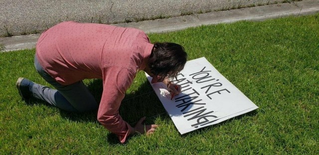 Фанатка Киану Ривза поставила плакат «Ты потрясающий» возле съёмочной площадки. Он заметил и дописал «Ты потрясающая»