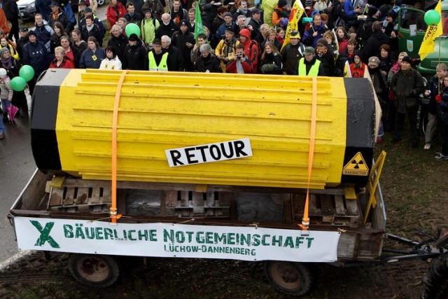 Люди на рельсах против "ядерного" поезда