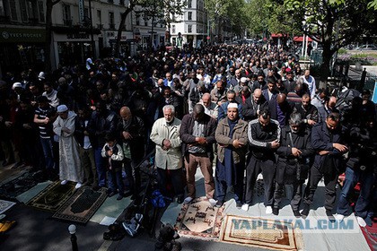Ну хоть кто-то! Во Франции мусульманам запретят молиться на улицах