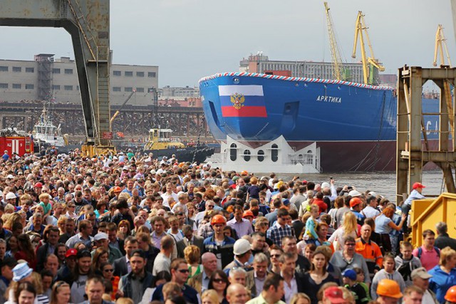 В Петербурге спущен на воду самый мощный в мире атомный ледокол "Арктика"