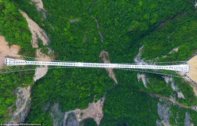 В Китае открыли новый стеклянный мост над бездной, который не каждый отважится перейти