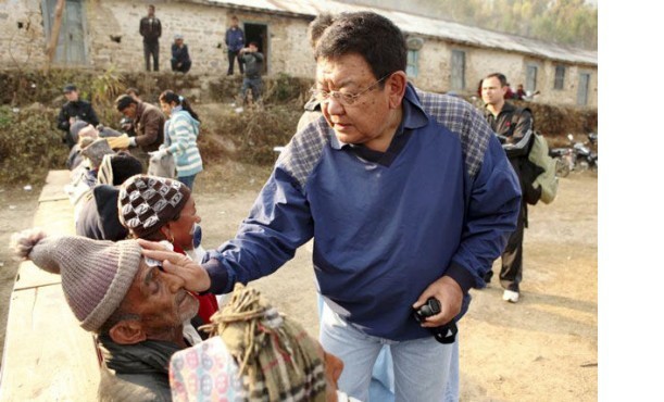Непальский лекарь вернул зрение