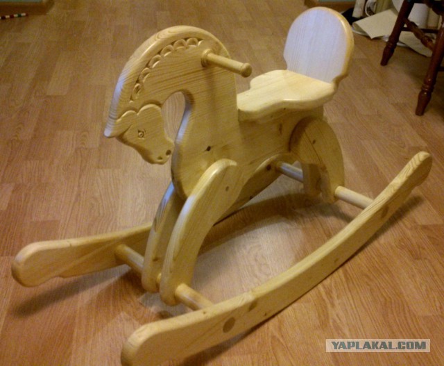 Деревянная лошадка-качалка