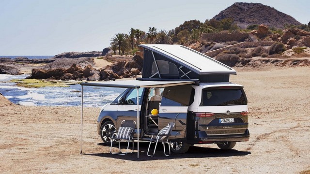 Volkswagen California 2024 с двуспальной кроватью, кухней, палаткой на крыше, розетками 230 В