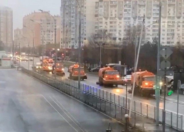Отсутствие снега — еще не повод его не убирать. На улицах Москвы засняли строй снегоуборочной техники