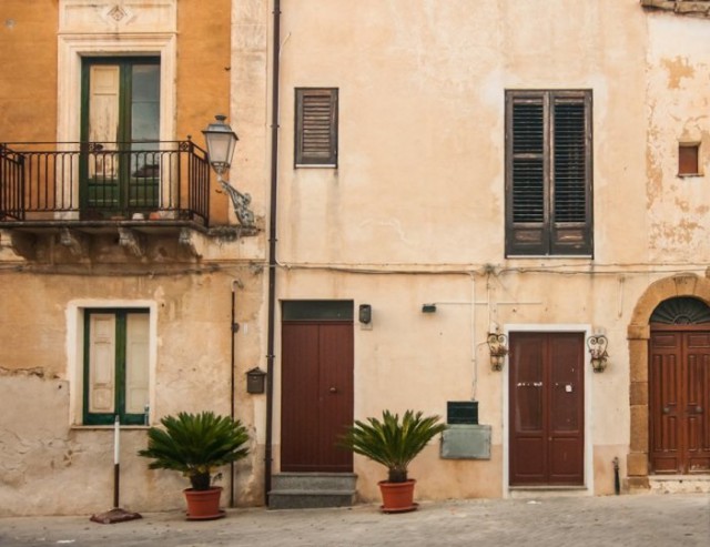 Живописный город на Сицилии распродает дома по 1 евро всем, кто обязуется их отремонтировать